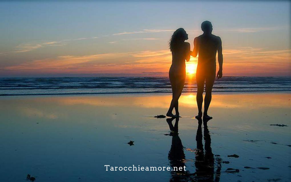 Amore e previsioni sul futuro, concetto rappresentato tramite una coppia in spiaggia